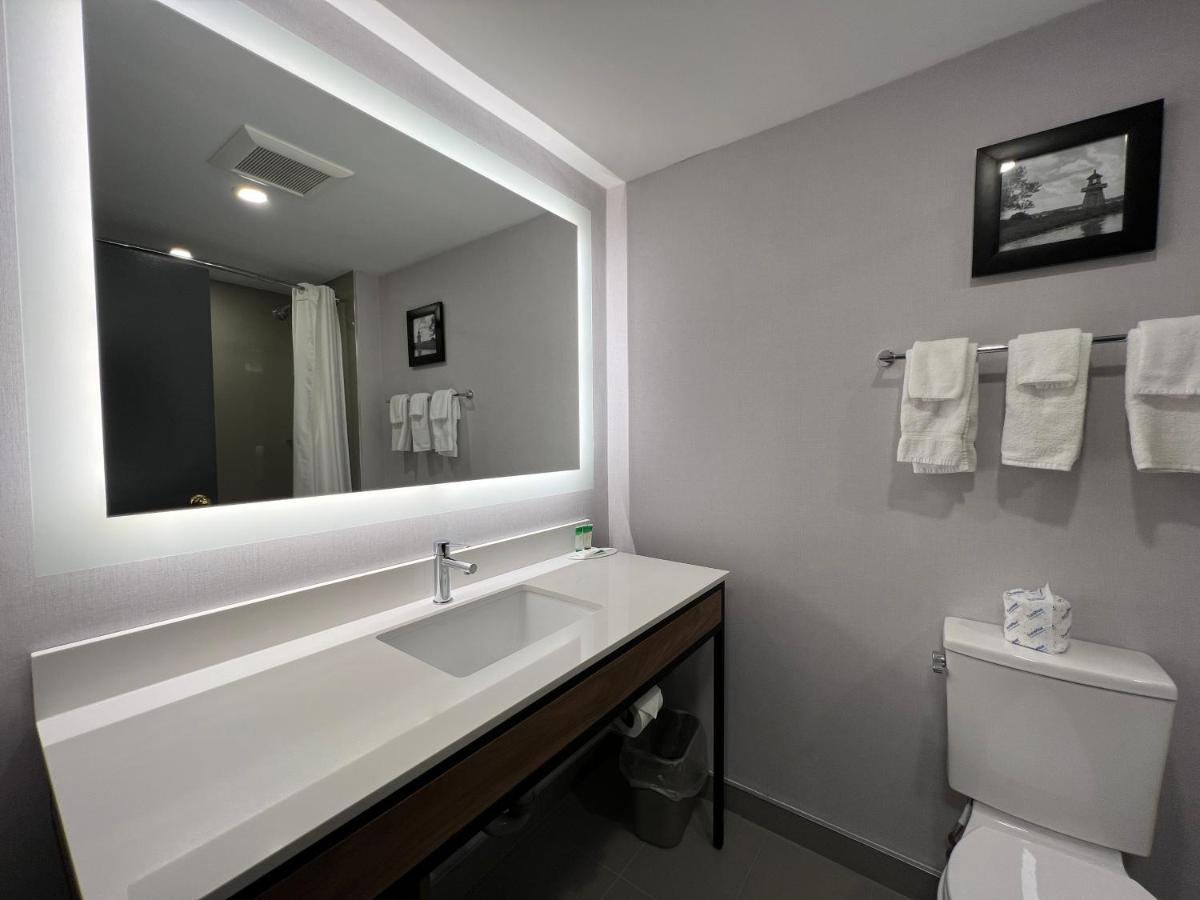 Super 8 By Wyndham Cornwall On Εξωτερικό φωτογραφία