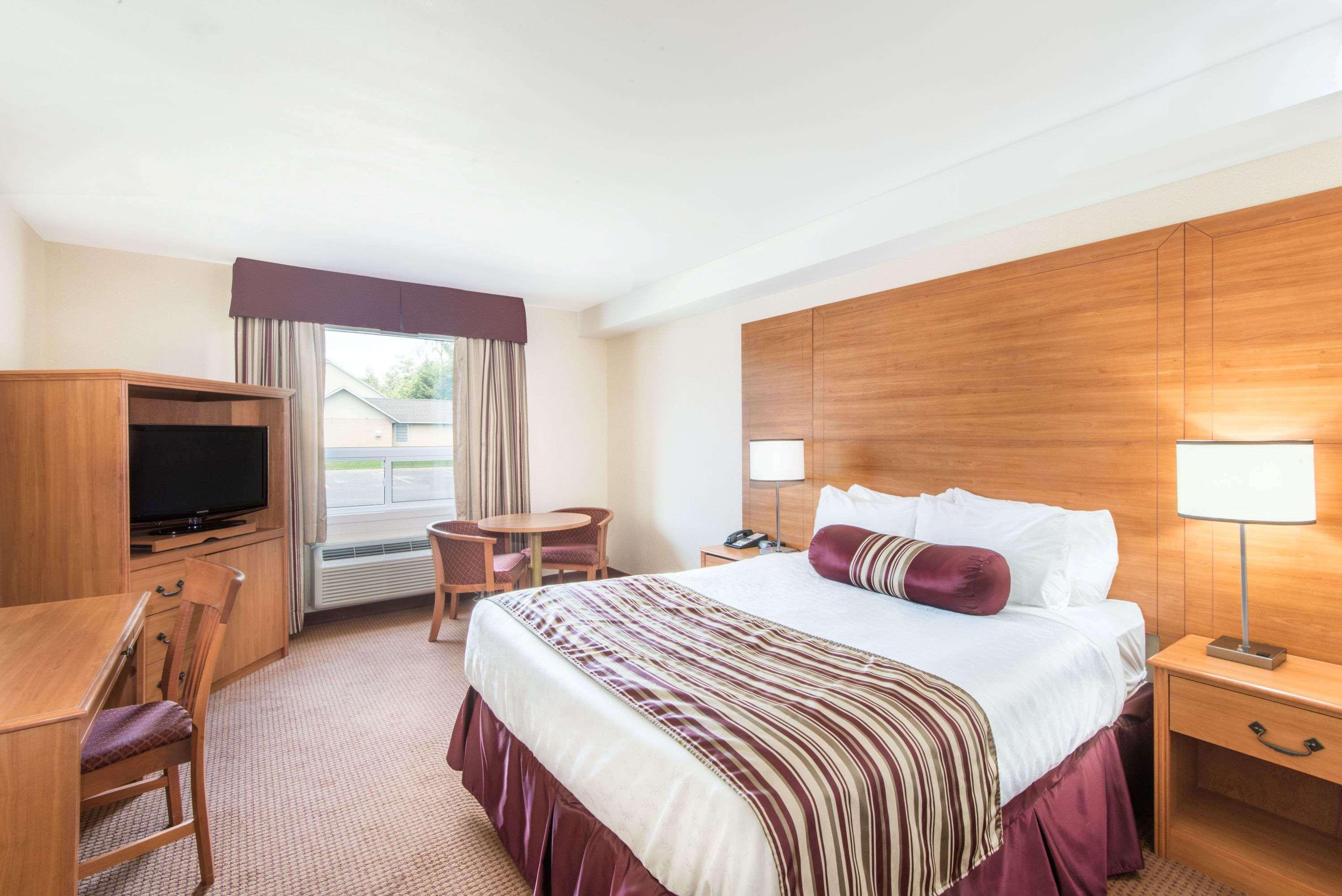 Super 8 By Wyndham Cornwall On Εξωτερικό φωτογραφία