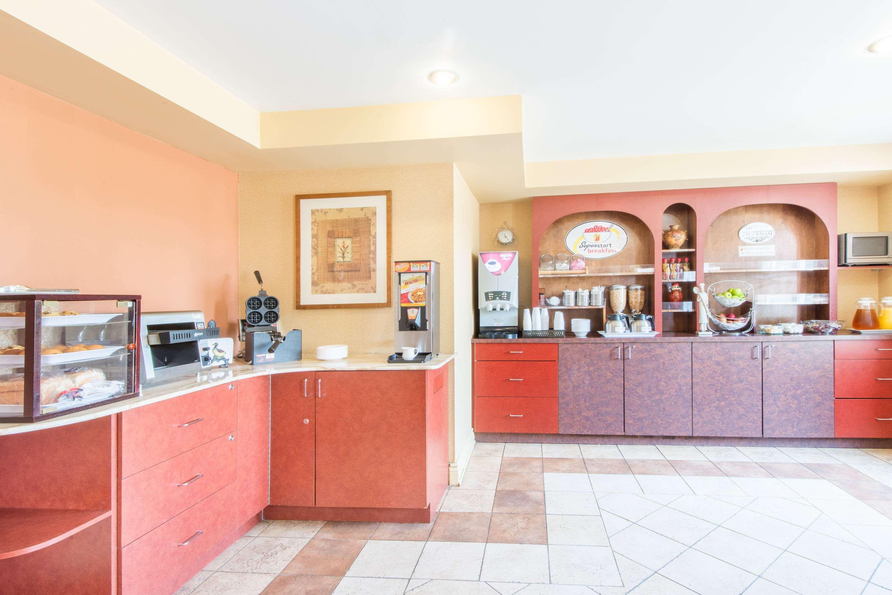 Super 8 By Wyndham Cornwall On Εξωτερικό φωτογραφία