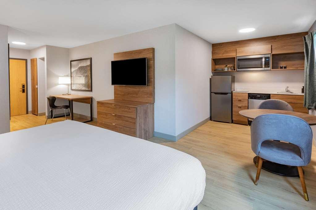 Super 8 By Wyndham Cornwall On Δωμάτιο φωτογραφία