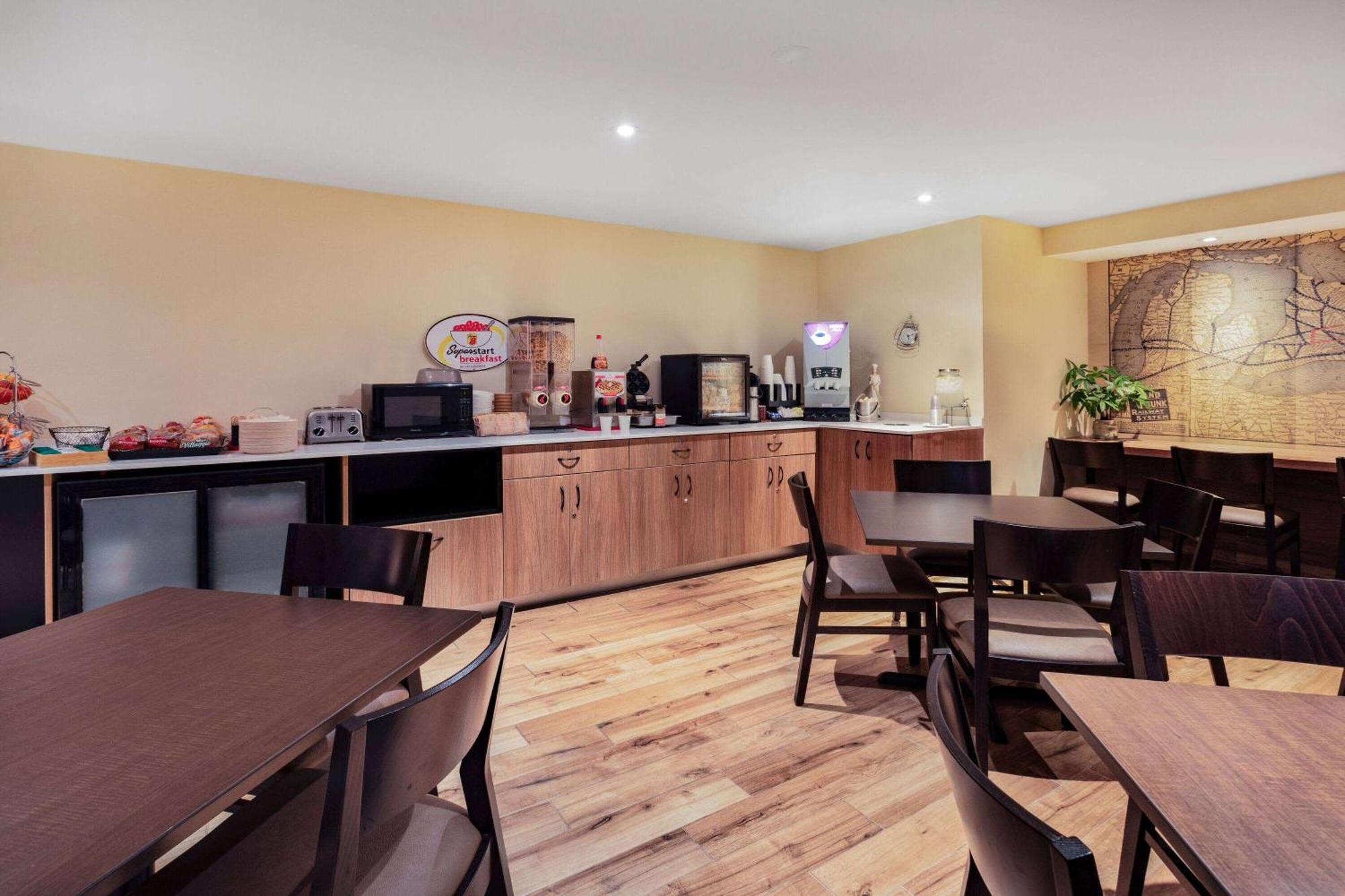 Super 8 By Wyndham Cornwall On Εξωτερικό φωτογραφία