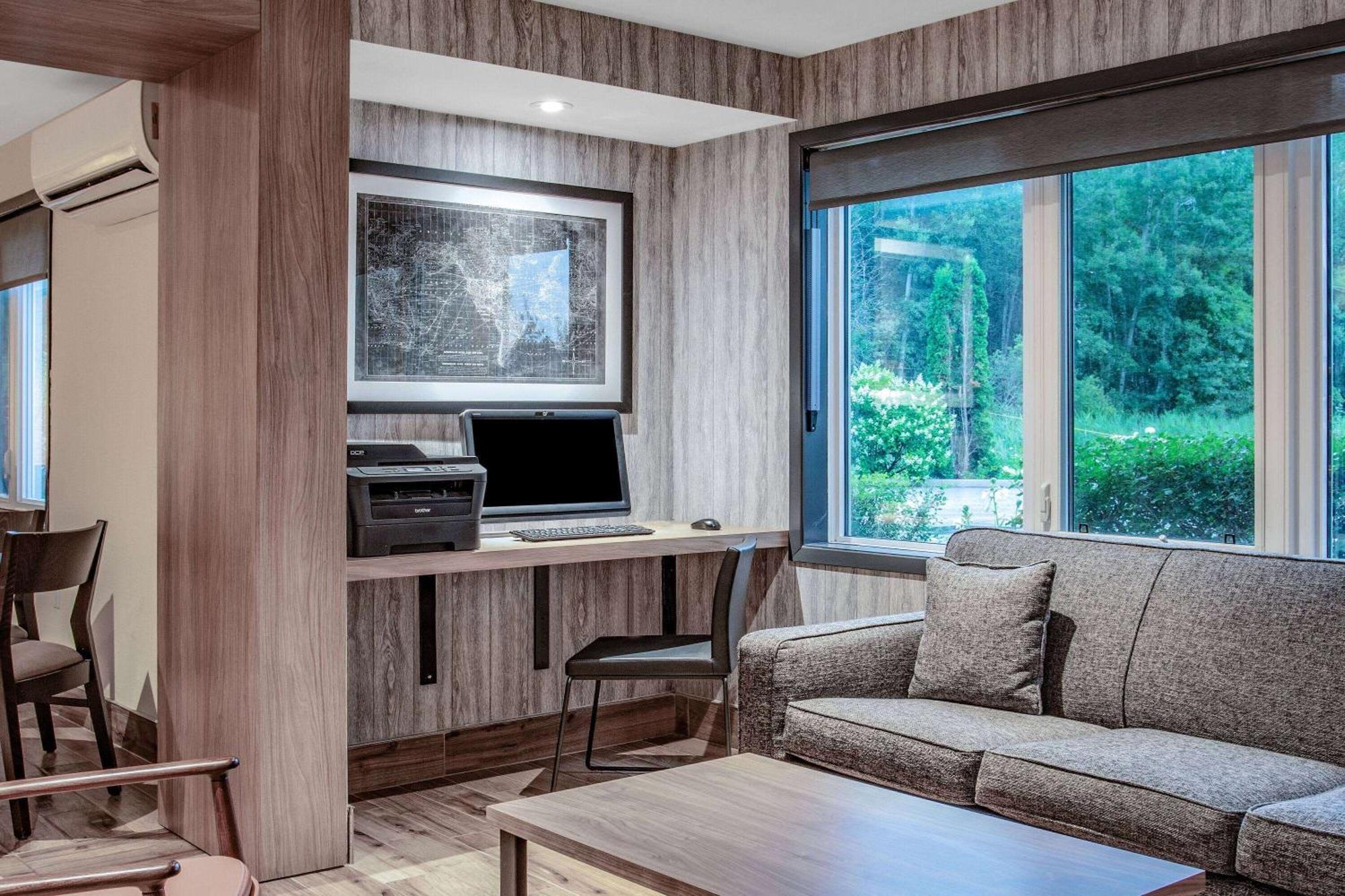 Super 8 By Wyndham Cornwall On Εξωτερικό φωτογραφία