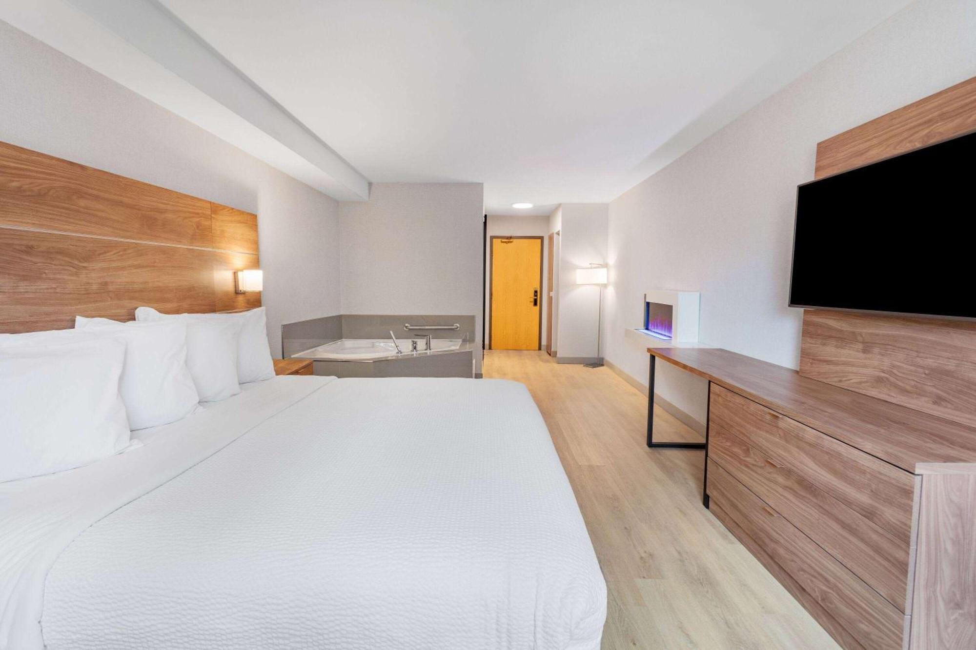 Super 8 By Wyndham Cornwall On Εξωτερικό φωτογραφία