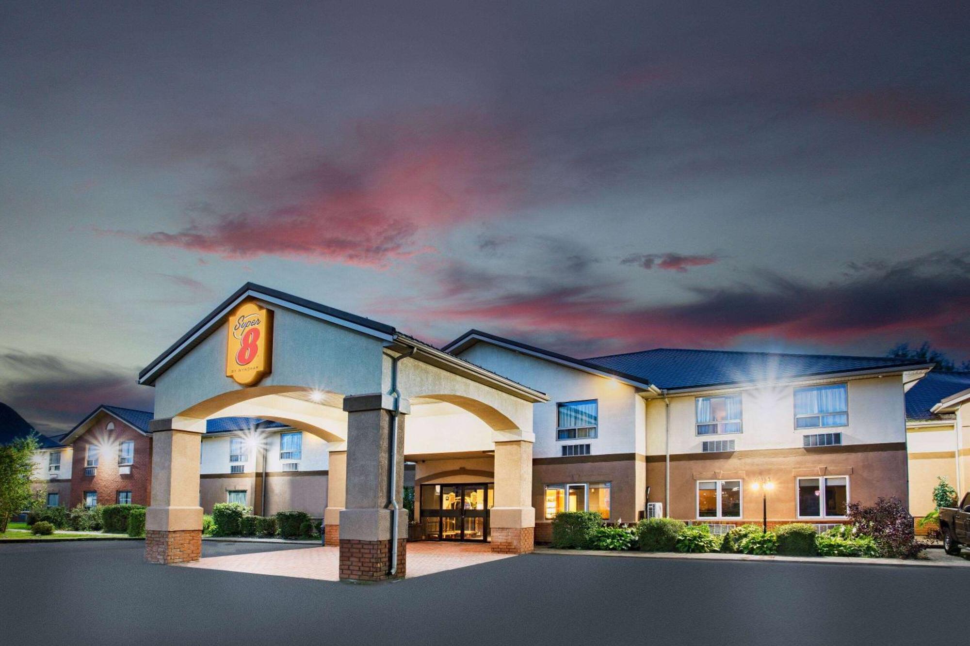 Super 8 By Wyndham Cornwall On Εξωτερικό φωτογραφία