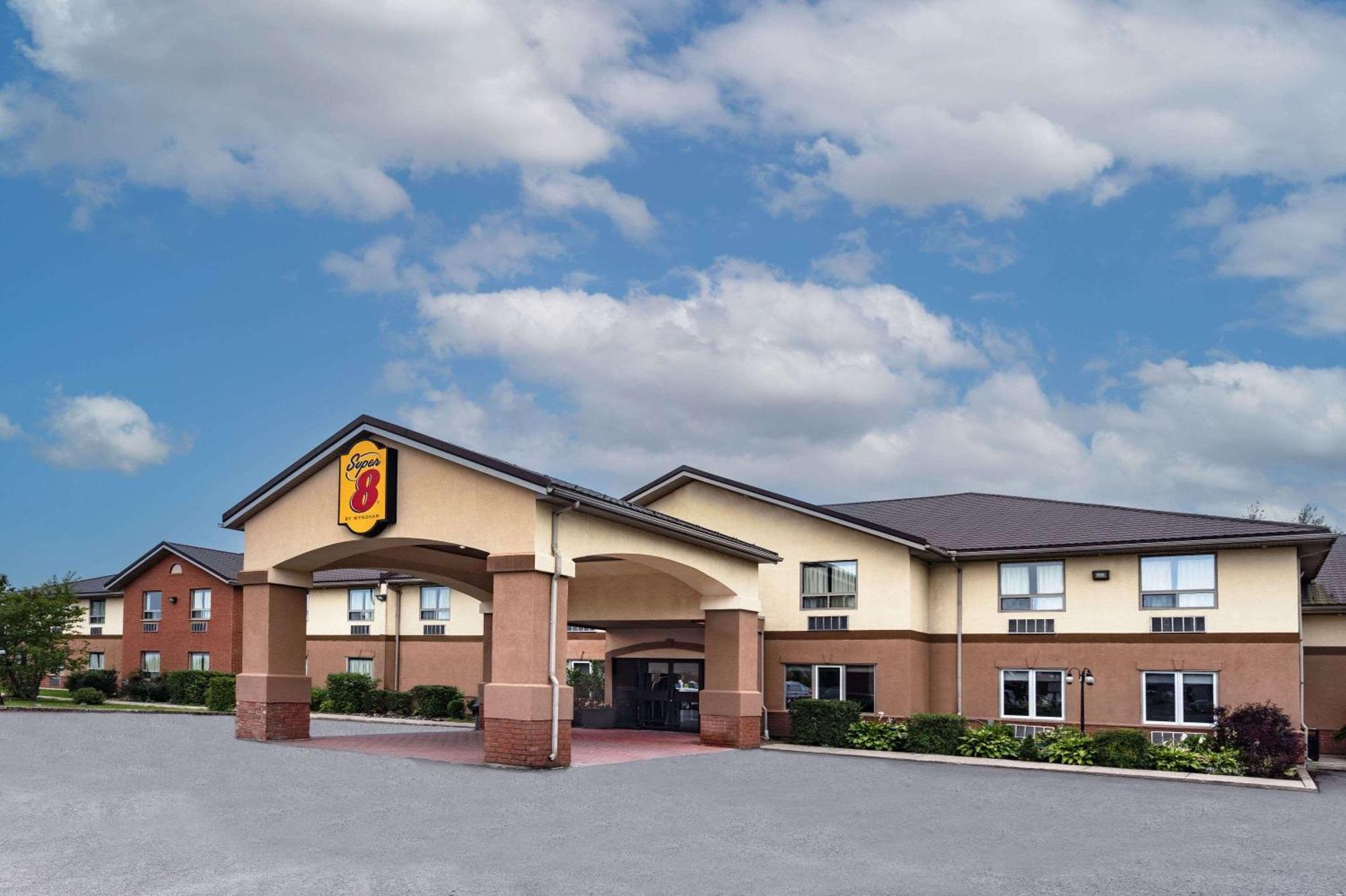 Super 8 By Wyndham Cornwall On Εξωτερικό φωτογραφία