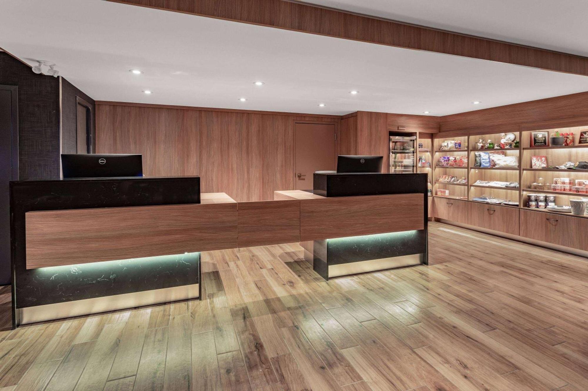 Super 8 By Wyndham Cornwall On Εξωτερικό φωτογραφία