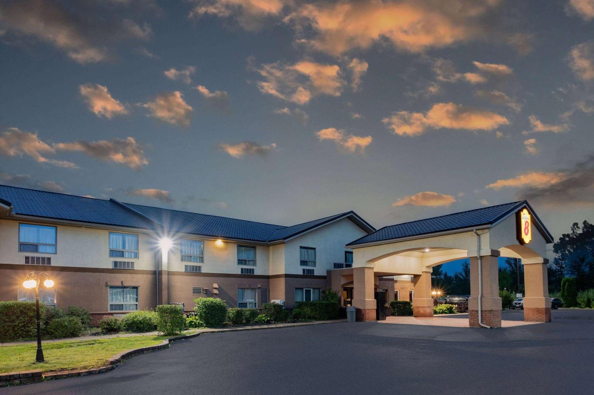 Super 8 By Wyndham Cornwall On Εξωτερικό φωτογραφία