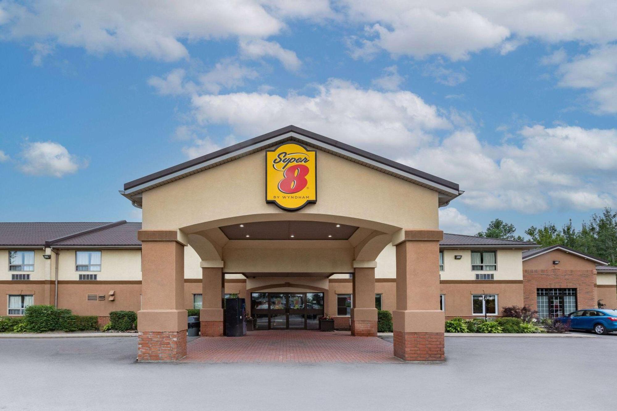 Super 8 By Wyndham Cornwall On Εξωτερικό φωτογραφία